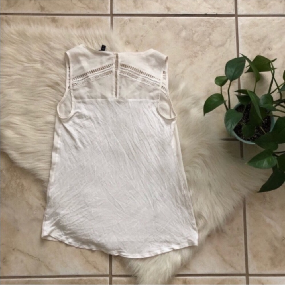 Express Sleeveless Crochet Blouse - Picture 4 of 5